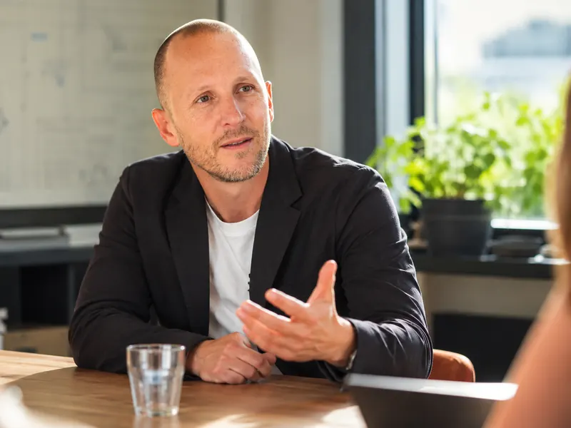 Paul Spoor in gesprek aan tafel